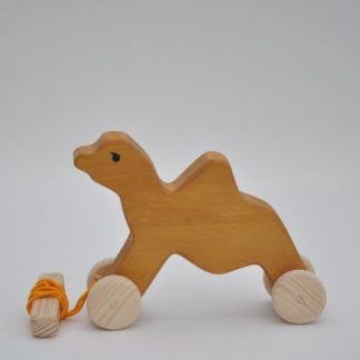 Koka Rotaļlietas bērniem motorikas attīstībai no 1 gadu vecam bērnam. Savvaļas dzīvnieki: Kamielis velkama koka rotaļlietas tikai Barin.lv internet veikalā.