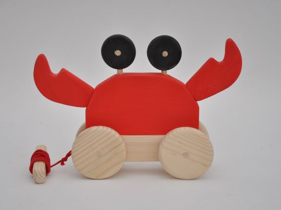 Koka Bērnu Rotaļlietas Jūras iemitnieki: Mr. Krabis velkamas koka rotaļlietas bērnu motorikas attīstībai un jautrai spēlei ar piegādi no Barin.lv internet veikalā ar piegādi.