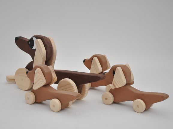 Rotaļlietas mazuļiem Mans Draugs Suns – Mazais taksis koka rotaļlieta 1 gadu vecam bērnam pirkt Barin.lv interneta veikalā