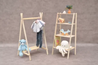 Drēbju skapis ar plauktiem un bērnu drēbju pakaramais Tipi no Barin.lv veikala; Montessori skapis mazuliem no 1 gada vēcuma un bērniem līdz 6 gadiem.