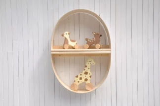 Apaļš sienas plaukts Ola – koka plaukts bērnu istabai un mājas dekorācijai.