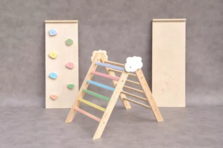 Mākoņa kāpšanas trīsstūris ar slidkalniņu – attīsta motoriku un līdzsvaru, ideāli piemērots bērnu fizioterapijai un spēlēm ar mazuļiem. Komplektā ietilpst divpusēja koka dēlis (kāpšanas puse un slidkalniņš bērniem).