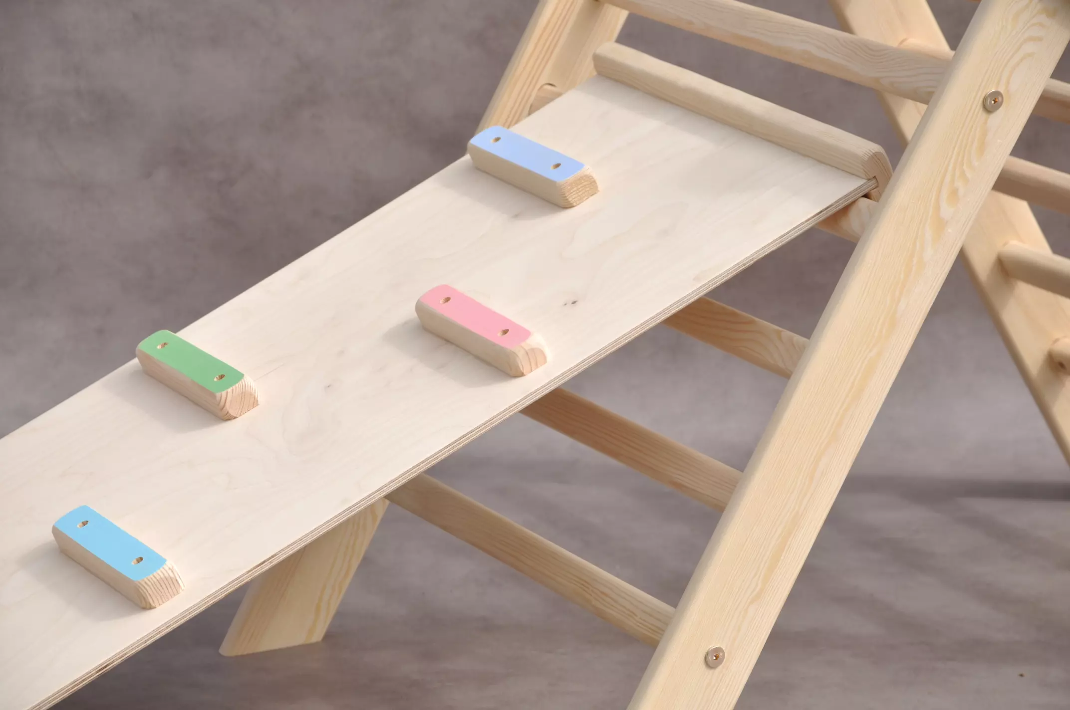 Pikleres slidkalniņš ar kāpšanas pusi un koka oļiem – koka Montessori rotaļlieta bērnu kustību attīstīšanai